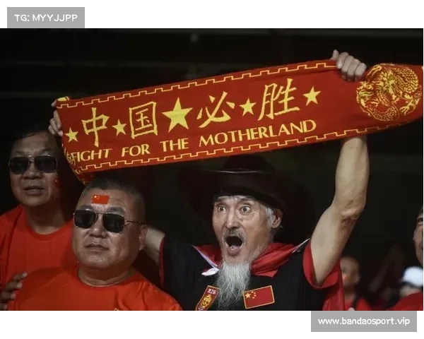 球迷激动呐喊90分钟哽咽不已 为中国队拼尽全力无怨无悔 球迷激动呐喊90分钟哽咽不已 为中国队拼尽全力无怨无悔