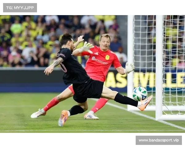 帽子戏法比赛中突发倒地球员伤情通报官方确认情况并安排后续治疗 帽子戏法比赛中突发倒地球员伤情通报官方确认情况并安排后续治疗