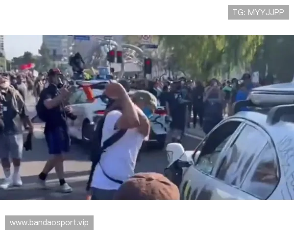 洛杉矶青年示威爆发车辆被砸引发社会各界高度关注与反思热议声中