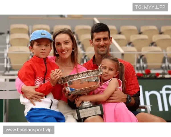 网坛传奇齐聚迈阿密 德约科维奇小威穆雷亲密互动引热议